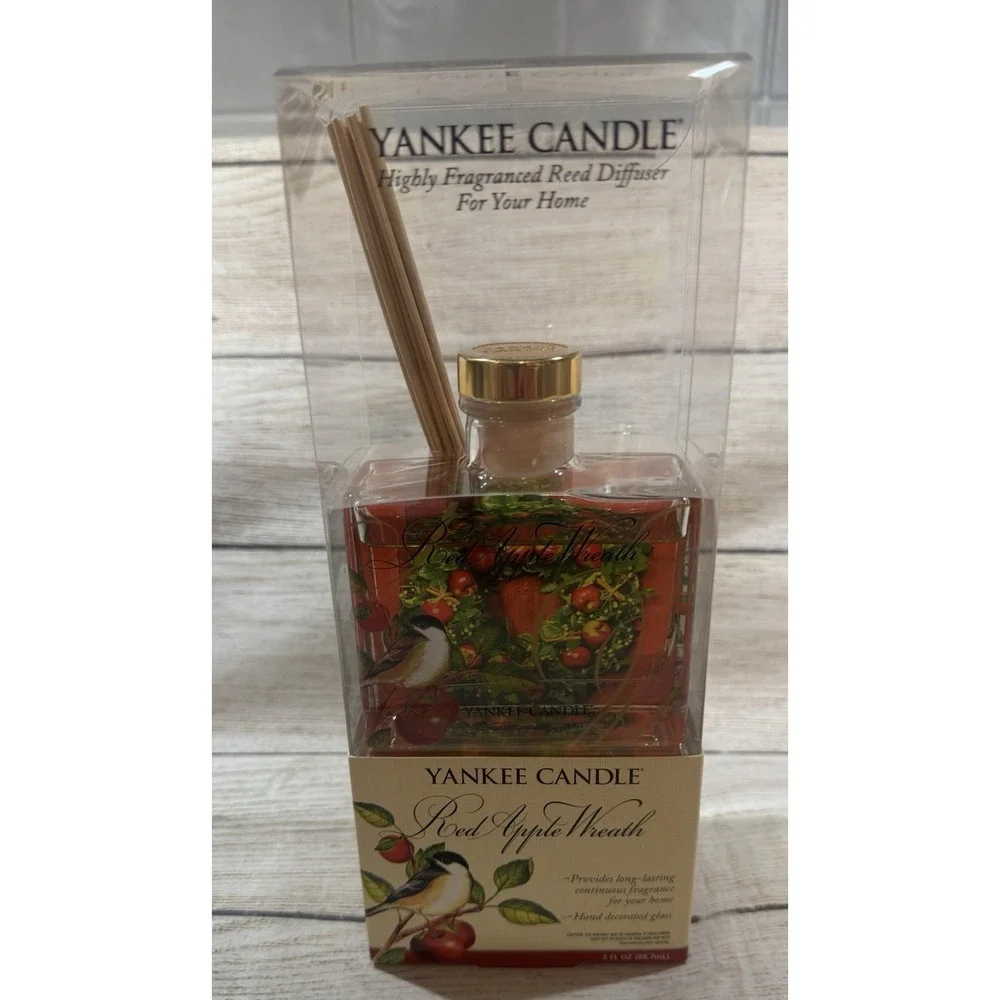NIB Yankee Candle 3 oz Reed Diffuser Red Apple Wreath Hand Decorated Glass NEW